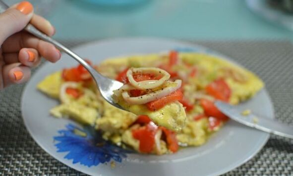 bir protein pəhriz üçün kalamar ilə omlet